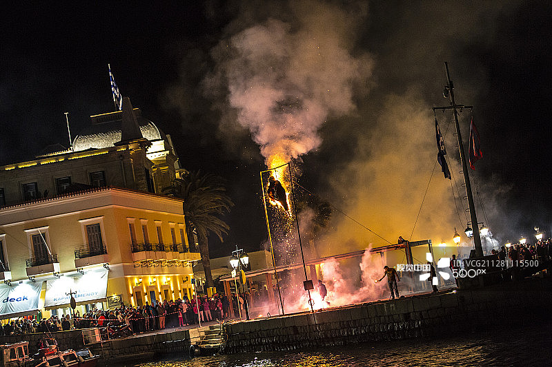 希腊斯佩采岛的犹大焚烧仪式图片素材
