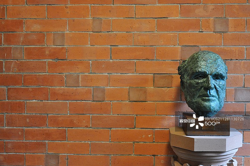 带半身像的砖墙图片素材