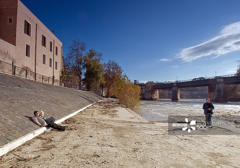 台伯河沿岸的提贝里纳岛图片素材