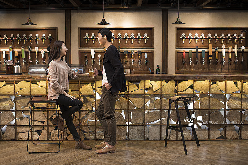 快乐的朋友们在酒吧喝酒聊天图片素材