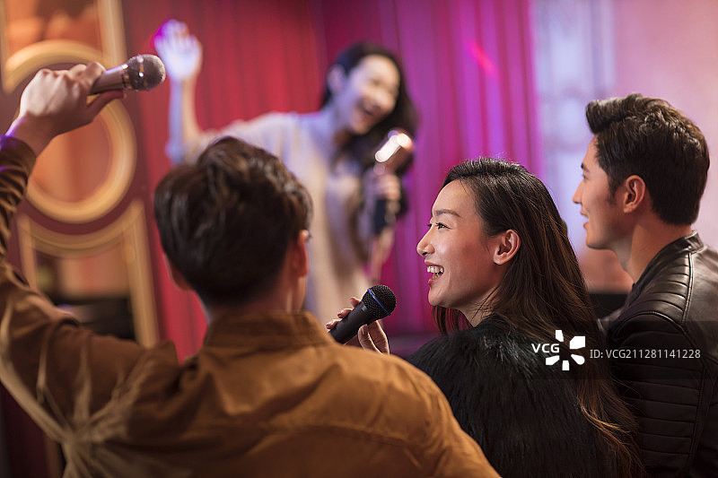 快乐的朋友们在KTV唱歌图片素材