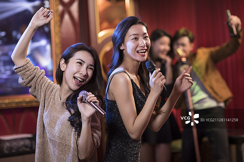 快乐的朋友们在KTV唱歌图片素材
