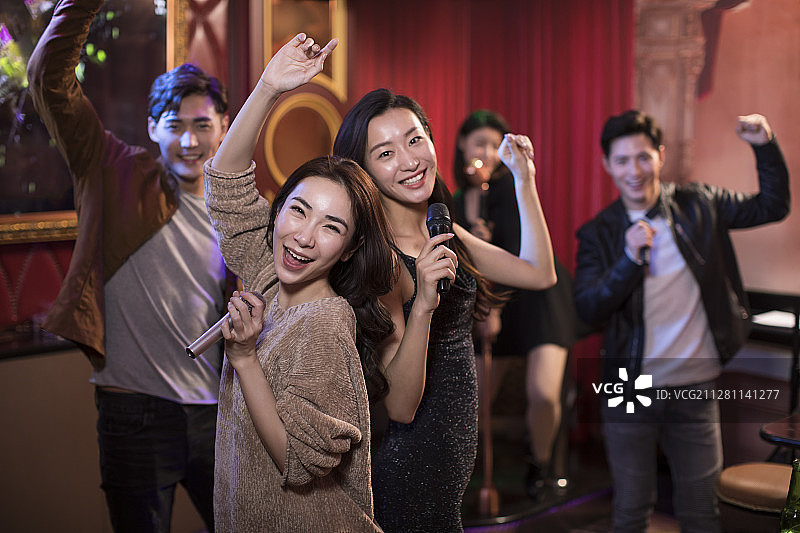 快乐的朋友们在KTV唱歌图片素材