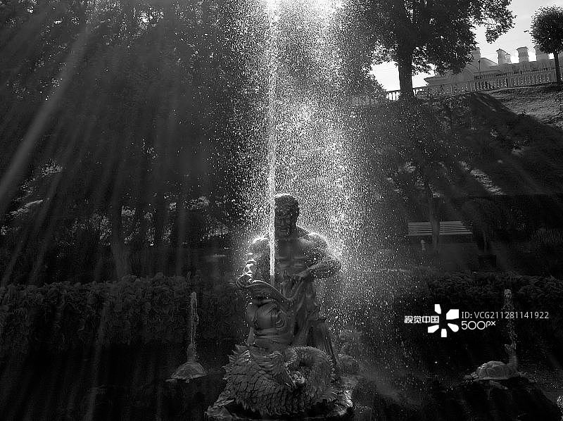 描绘特里同抓住海怪下颚的温室喷泉图片素材