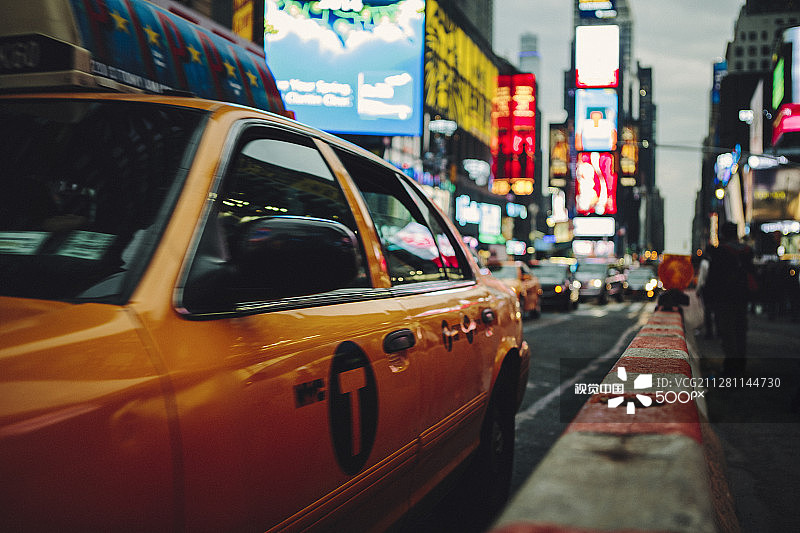 黄色出租车和时代广场图片素材
