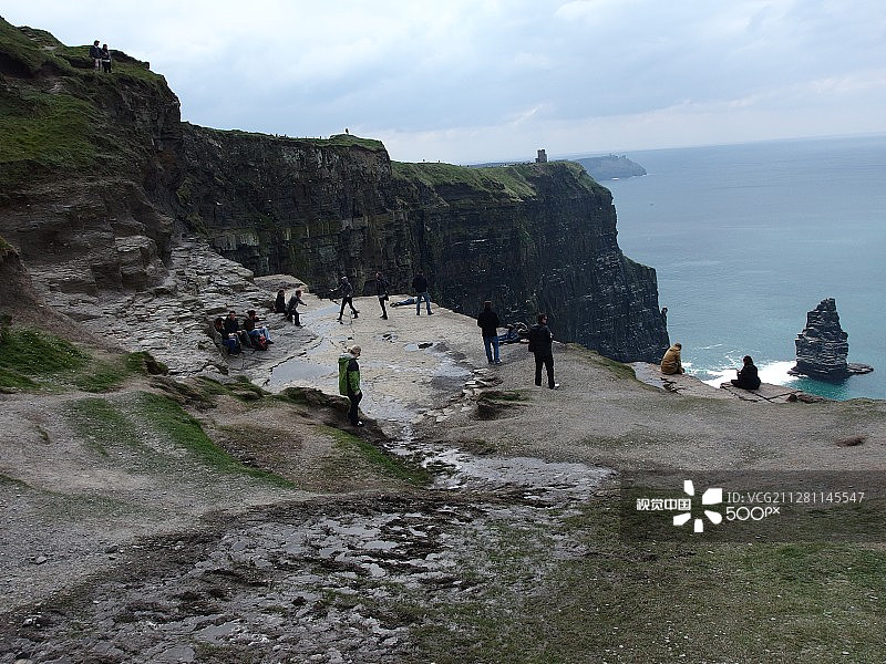 在莫赫悬崖边闲逛图片素材