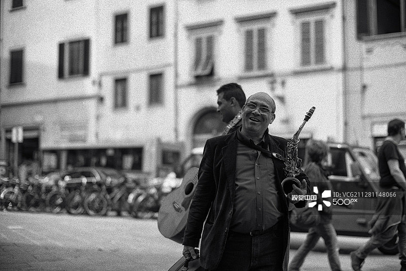 微笑的萨克斯演奏者图片素材