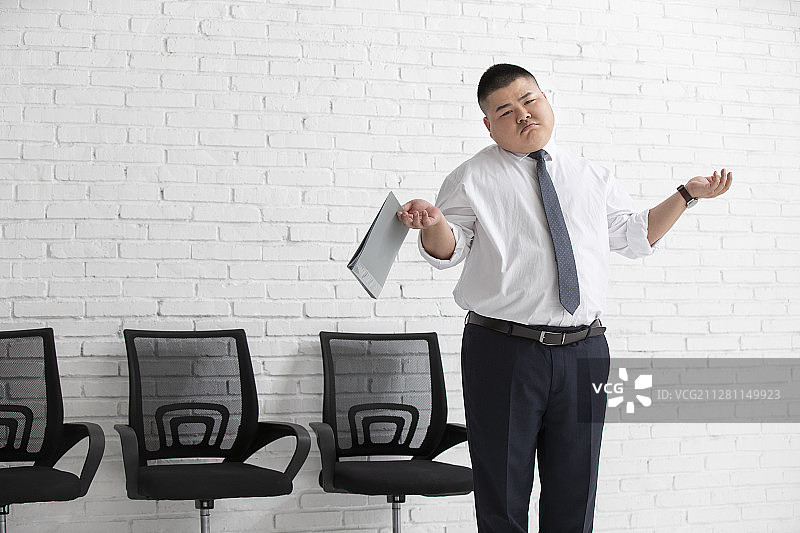年轻商务男士耸肩图片素材