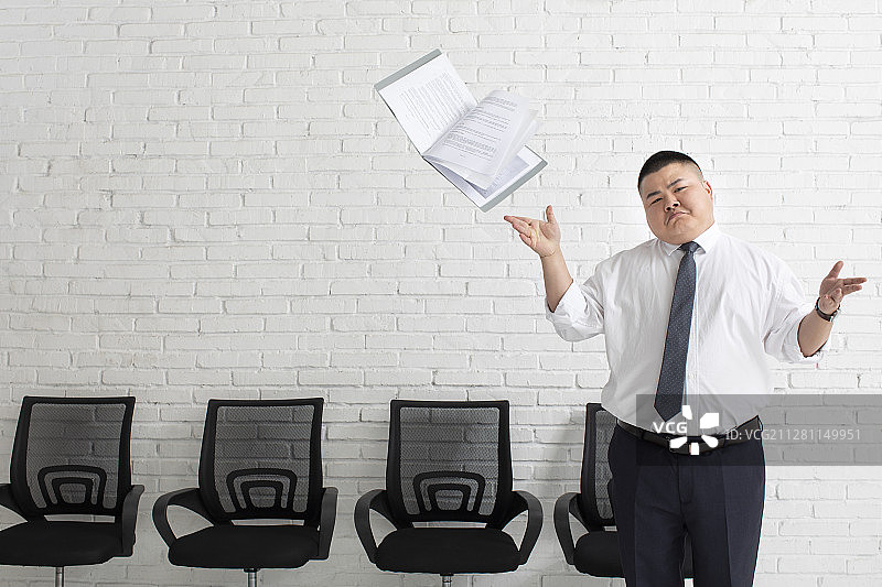 年轻商务男士耸肩图片素材