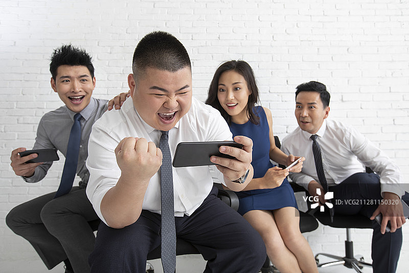 商务人士使用手机图片素材
