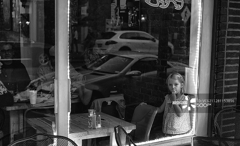 窗边的女孩图片素材