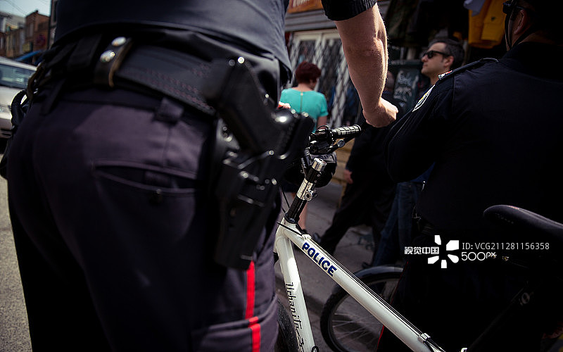 警察的背后图片素材