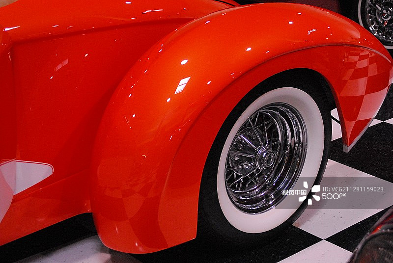 带白色胎壁的经典红色汽车图片素材