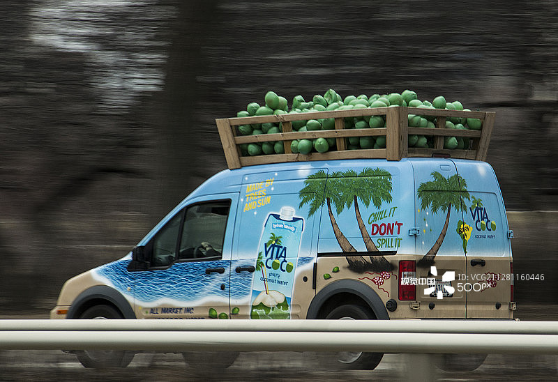 小心别洒了……图片素材