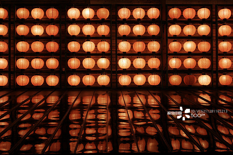 纸灯笼的倒影图片素材