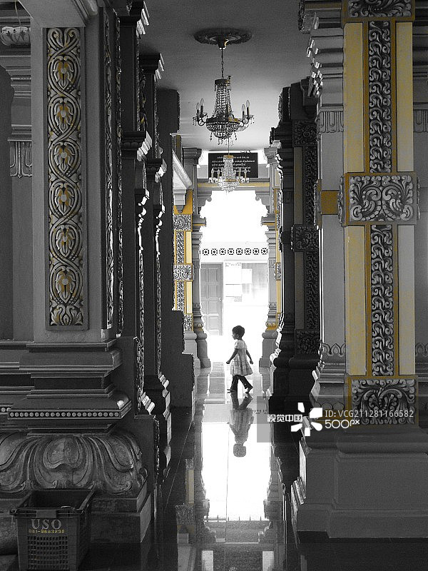 年轻的敬拜者图片素材