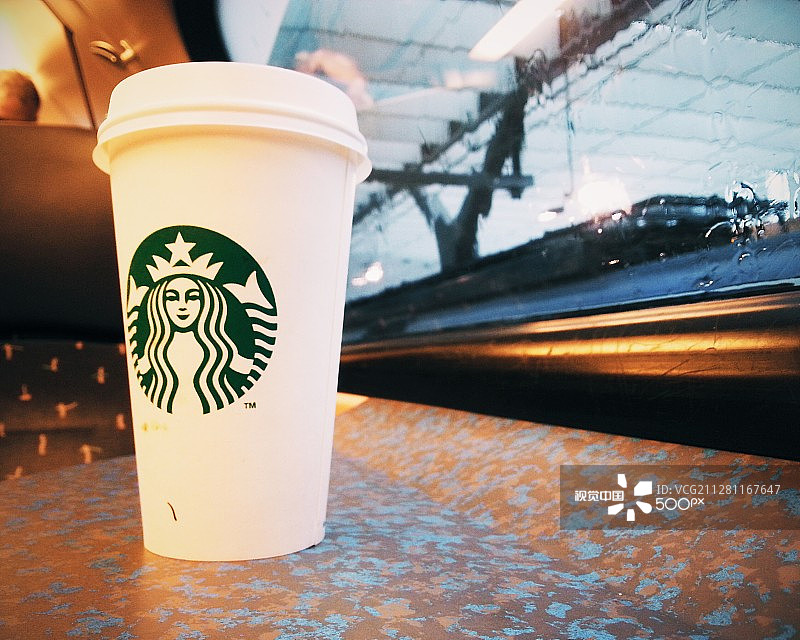 火车上的星巴克咖啡图片素材
