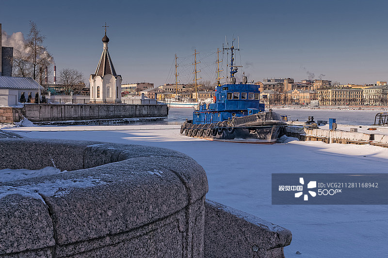 蓝色拖船图片素材