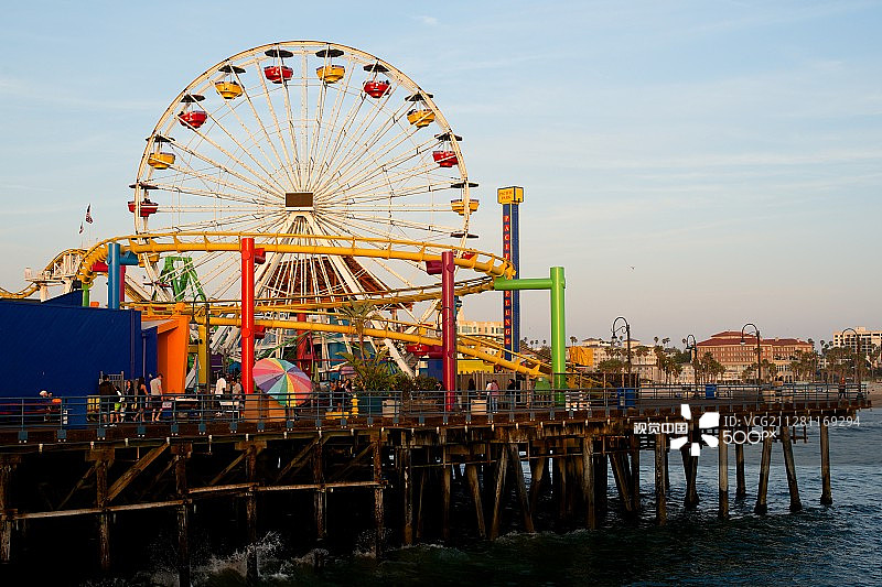 日落时分的圣莫尼卡码头图片素材