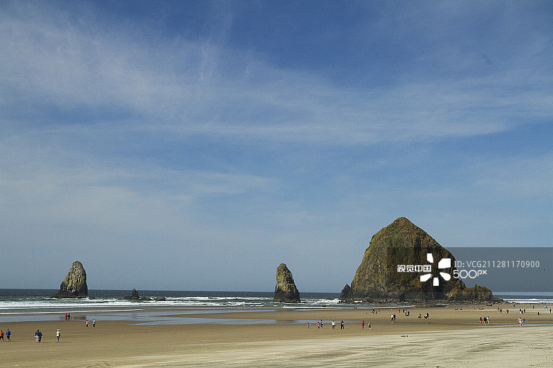 俄勒冈州坎农海滩的干草堆岩石图片素材