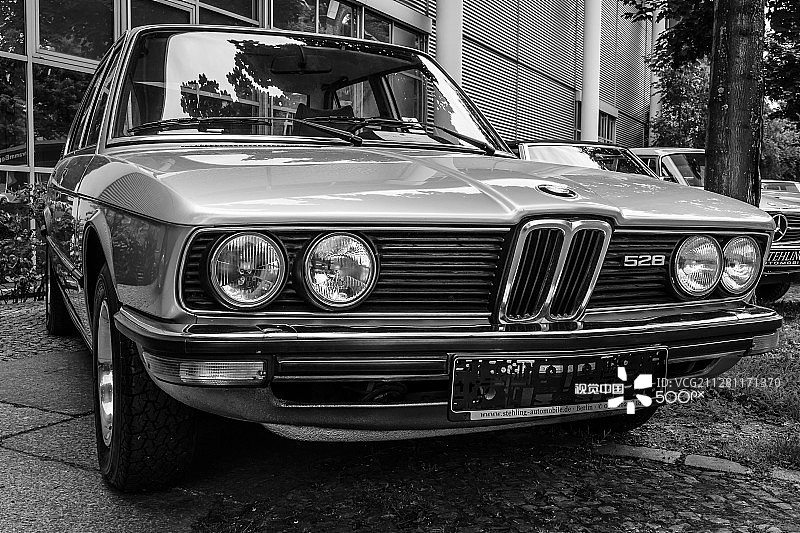 中型豪华轿车宝马528 (E12)图片素材