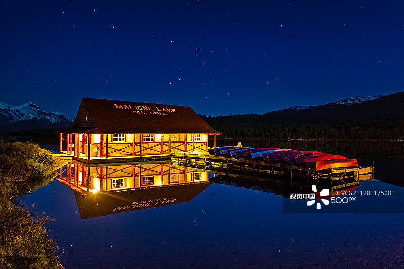 夜晚的船屋图片素材