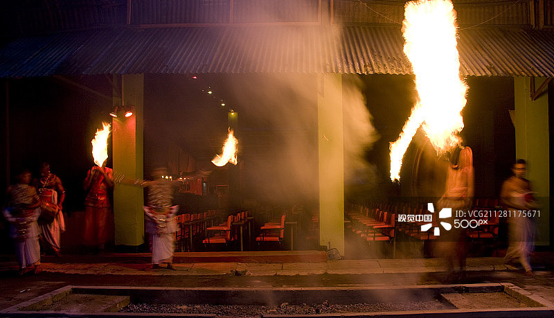 吞火表演者图片素材