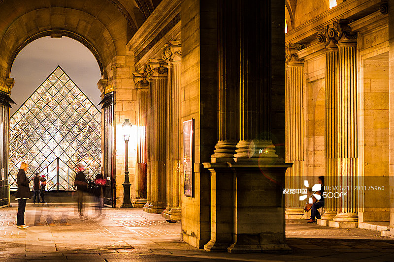 卢浮宫博物馆金字塔图片素材