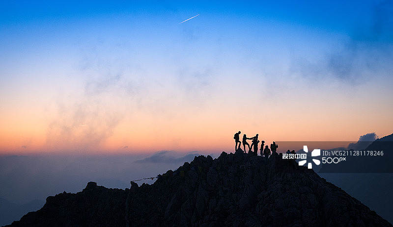 在山顶上图片素材