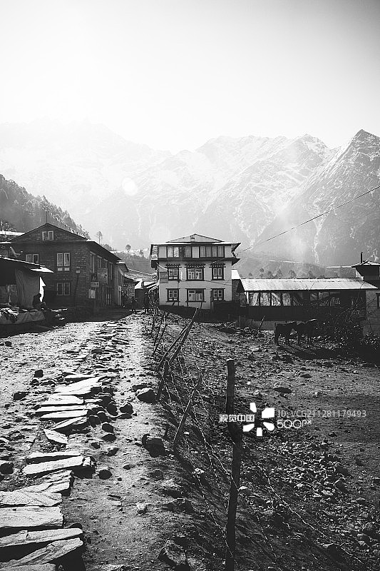 徒步穿越卢克拉图片素材