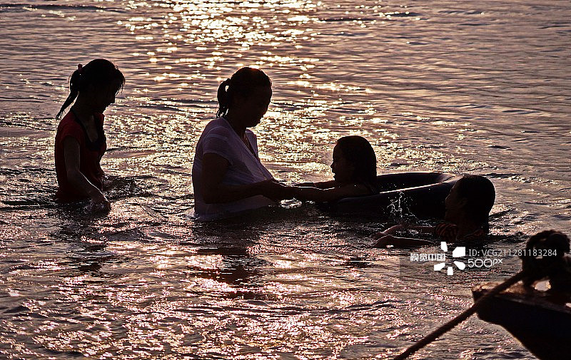 在红河上游泳图片素材