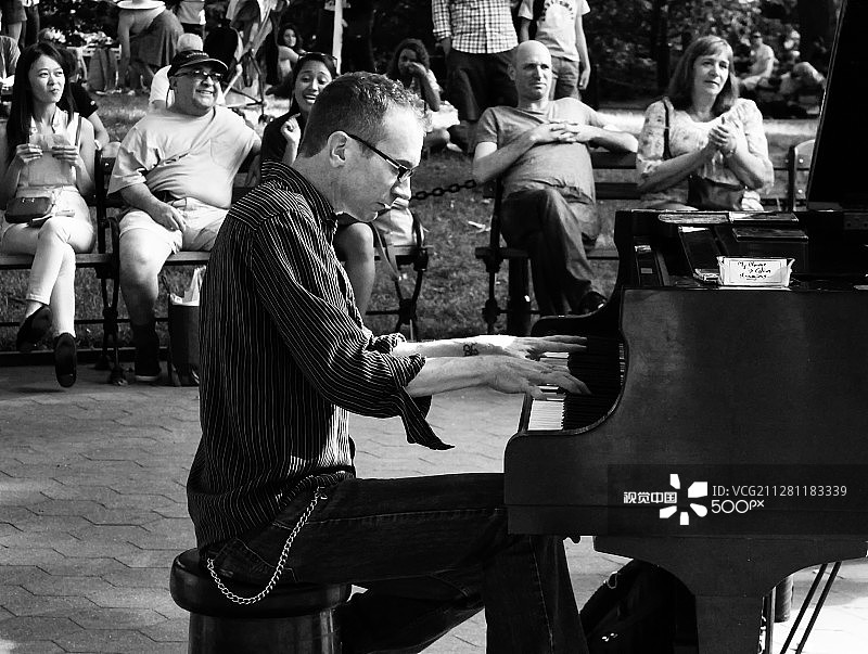 华盛顿广场公园的钢琴演奏者图片素材