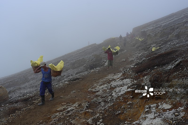 伊真火山的硫磺矿工图片素材