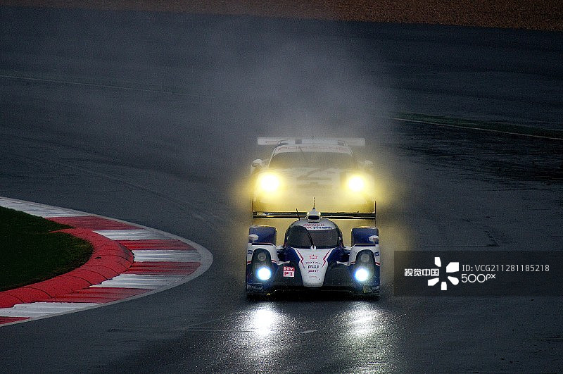 8号丰田TS 040，92号保时捷911 RSR，国际汽联世界耐力锦标赛银石站图片素材