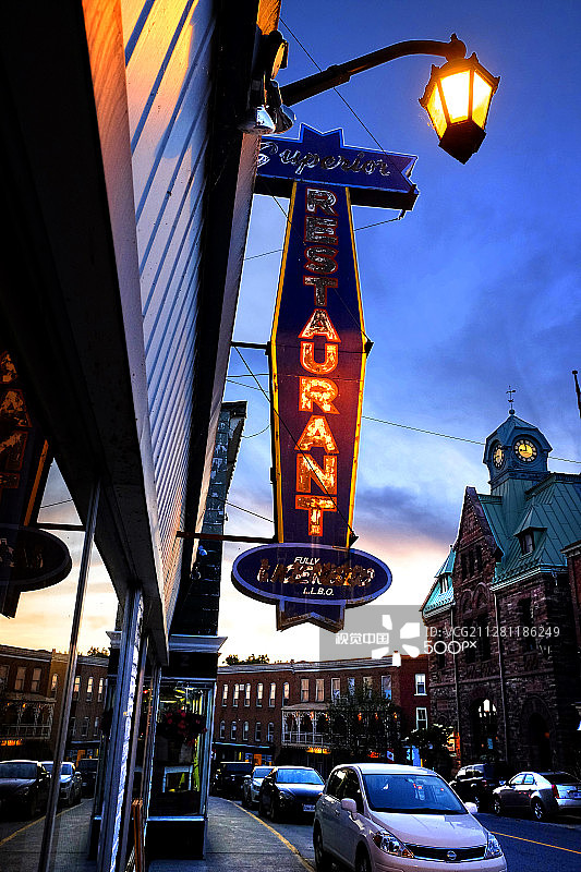 安大略省阿尔蒙特米尔街的暮色图片素材