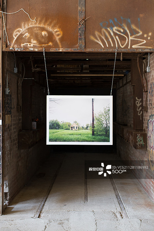 悬挂的画作图片素材