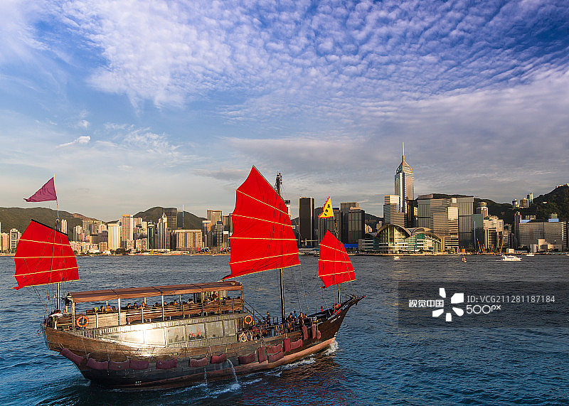 香港维多利亚港的一艘帆船图片素材