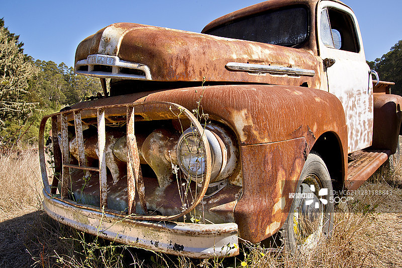 生锈的福特卡车图片素材