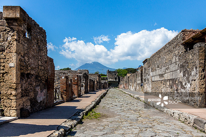 背景是维苏威火山的庞贝古城图片素材