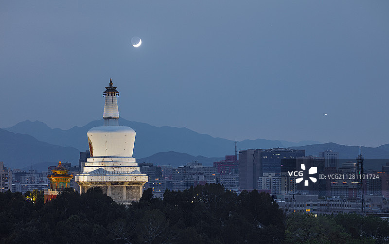 北京：北海公园琼华岛白塔夜景图片素材