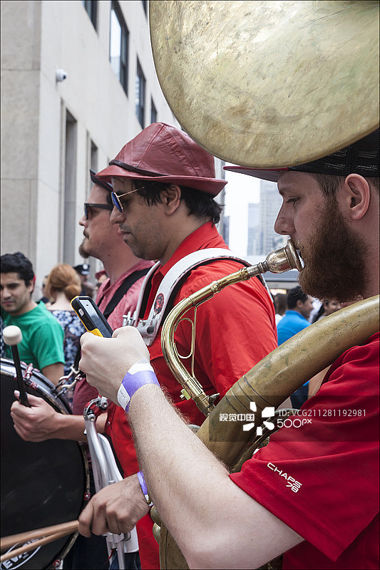 法国国庆日，纽约市大号演奏者图片素材