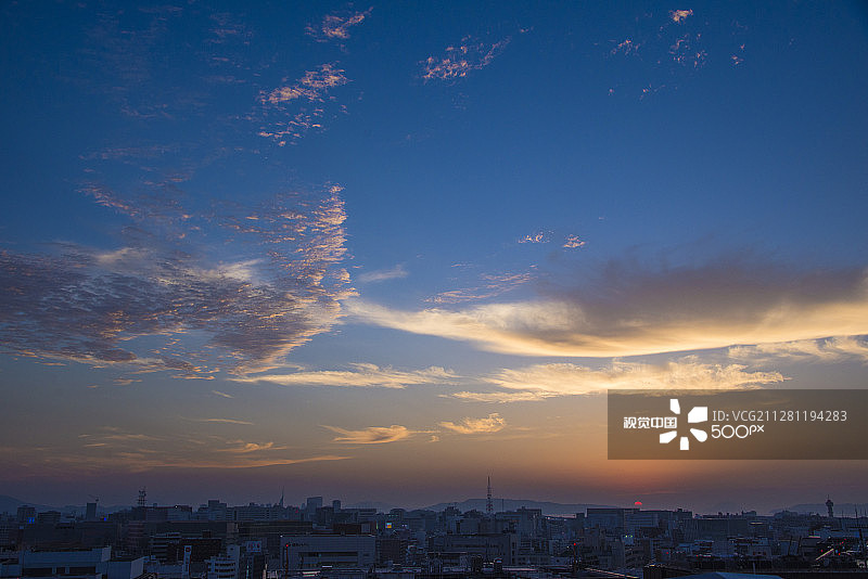 从博多车站屋顶看到的日落图片素材