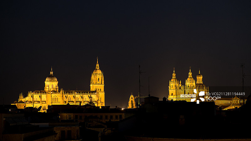 萨拉曼卡市中心夜景图片素材