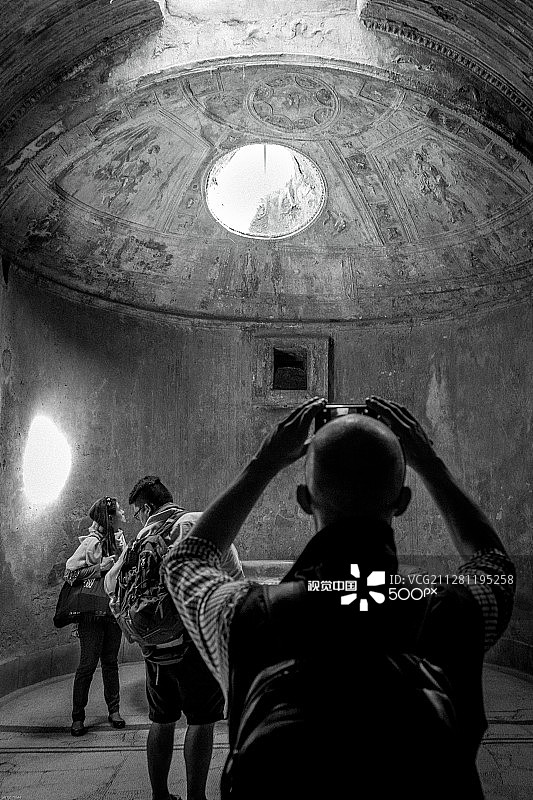 庞贝古城的游客图片素材