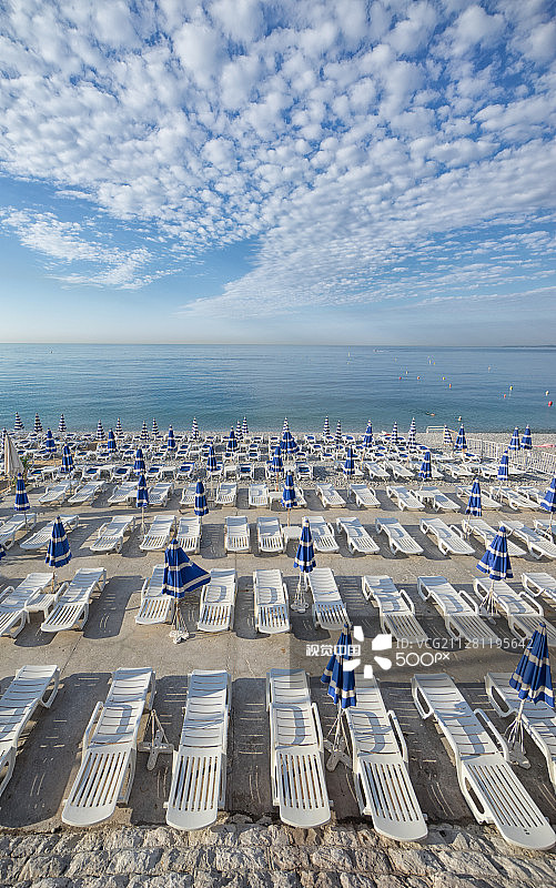 法国尼斯海滩上的沙滩椅图片素材