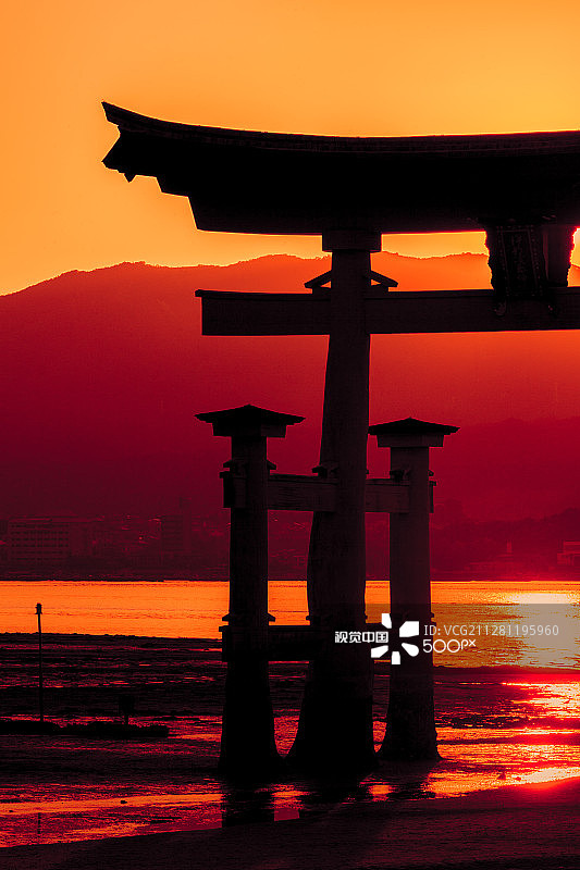 宫岛严岛神社鸟居的日落图片素材