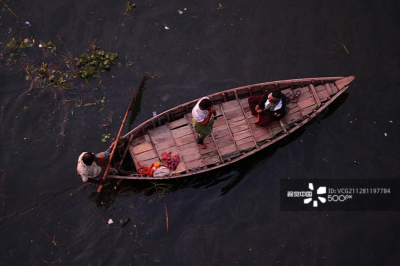 布里甘加河日落乘船游览图片素材