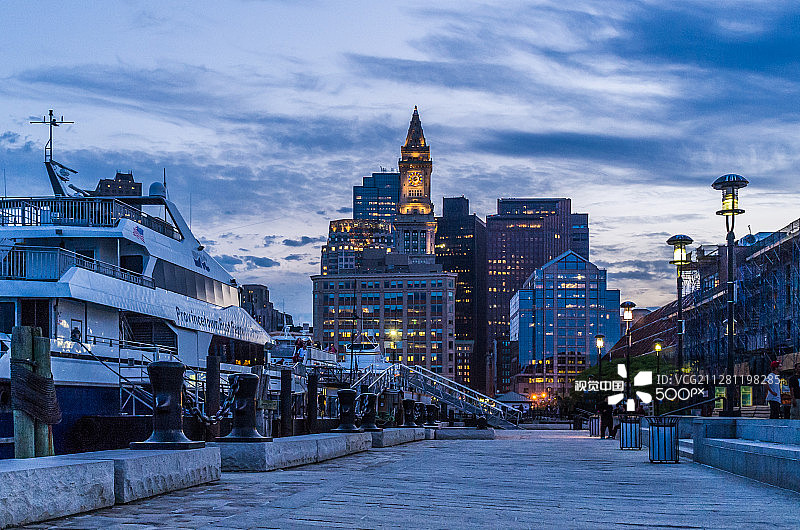 波士顿港口夜晚图片素材