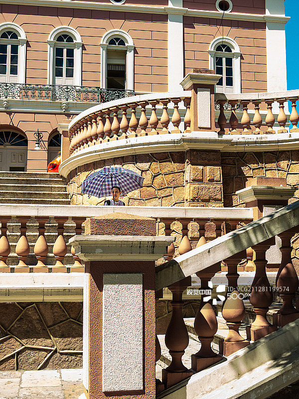 撑伞的女主角图片素材