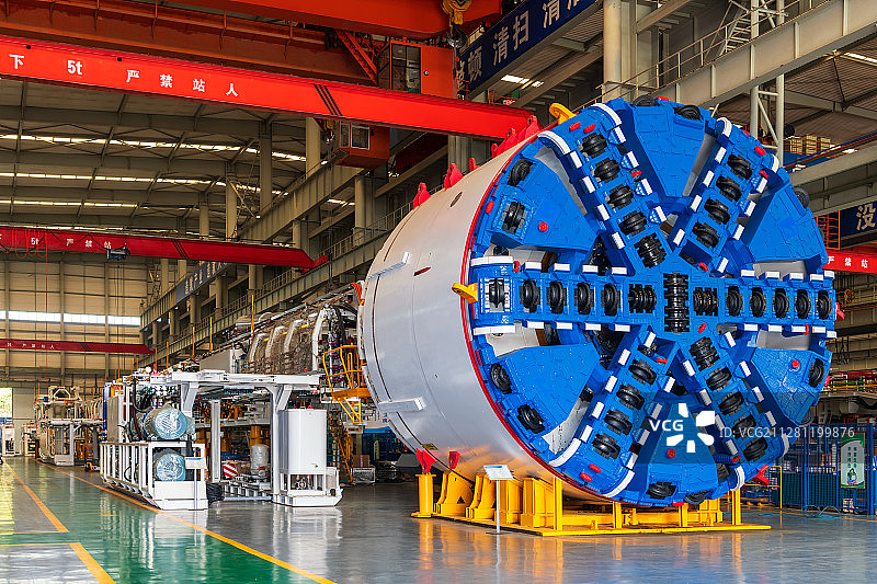 现代工厂厂房盾构机生产线内景图片素材